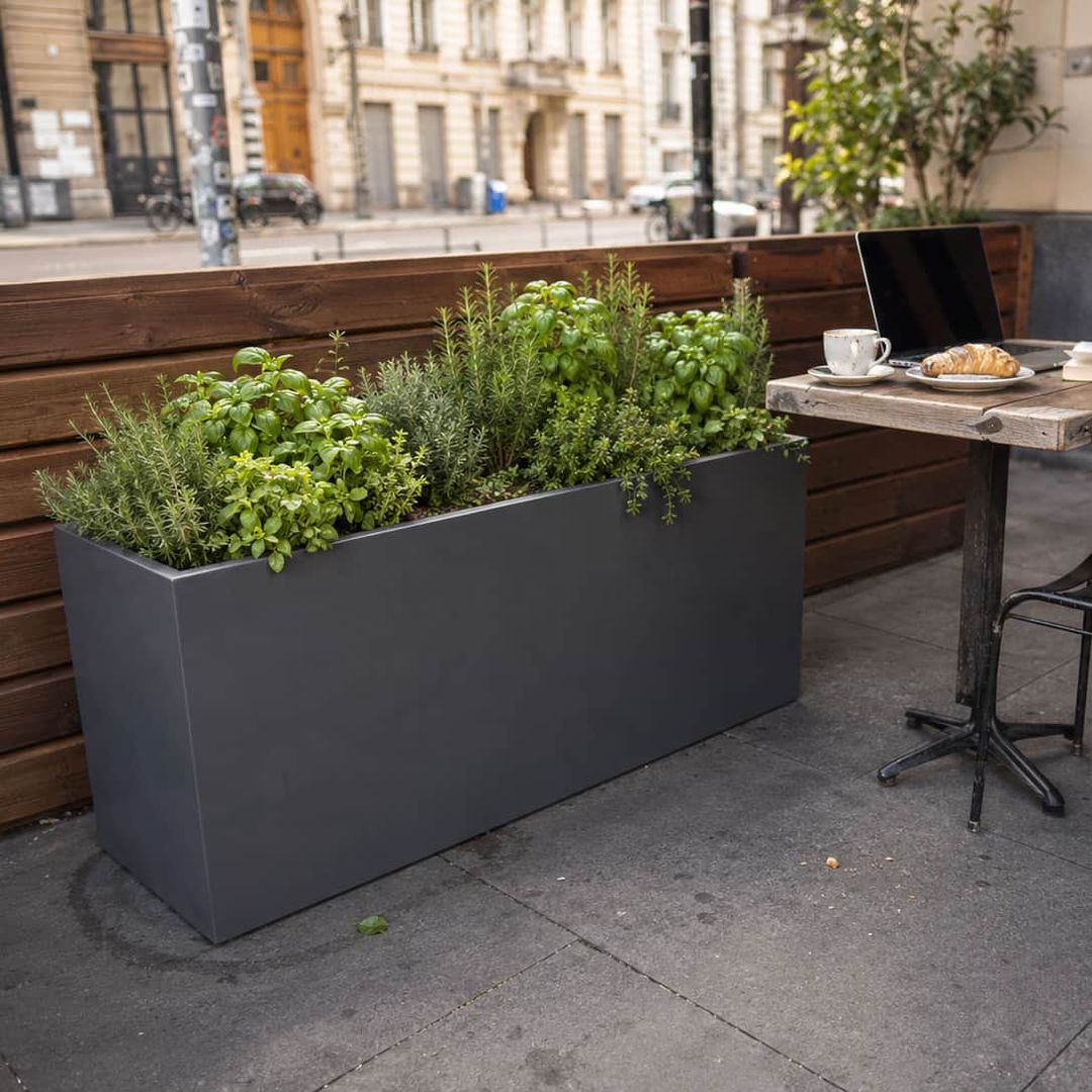 Anthrazit Metallic Pflanzkübel als Trog im Außenbereich eines Cafes
