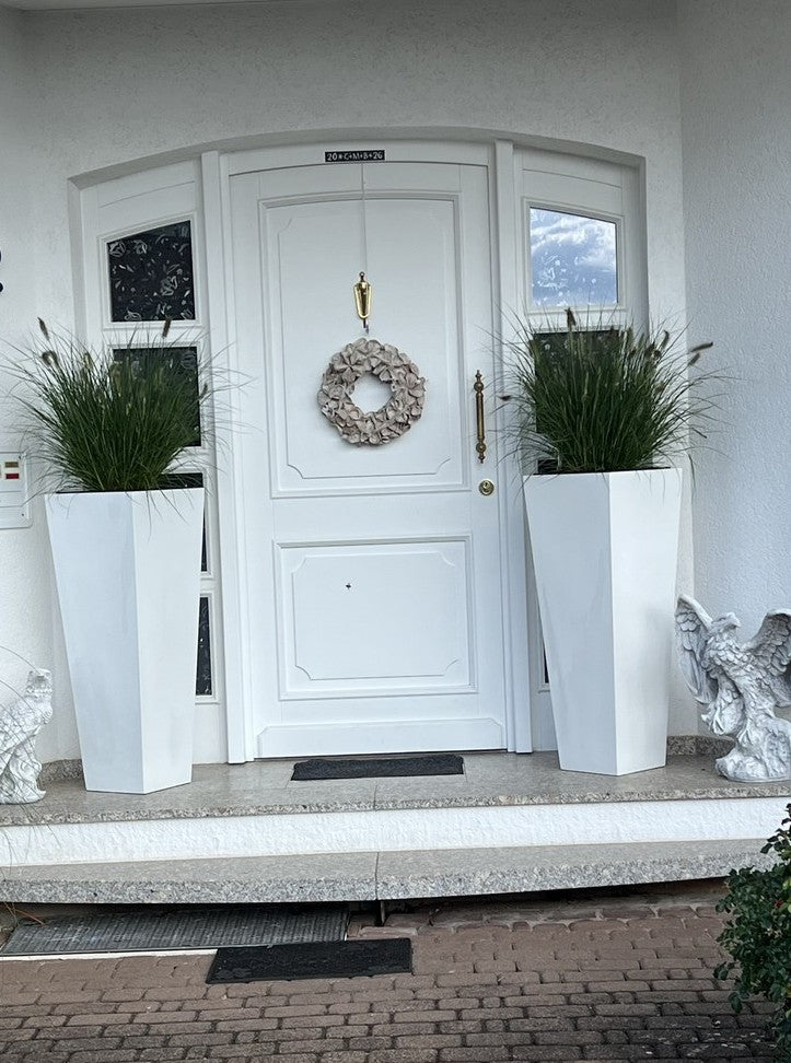 Pflanzkübel Fiberglas Säule konisch 38x38x100cm hochglanz weiß paarweise mit Lampenputzergras links und rechts einer Haustür