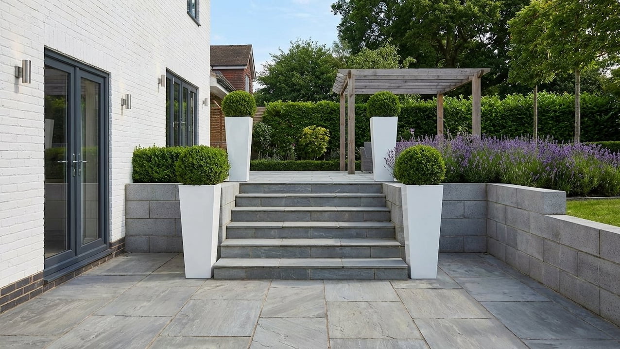 Eingangsbereich gestalten: 3 Ideen für einen einladenden Look mit Pflanzkübeln