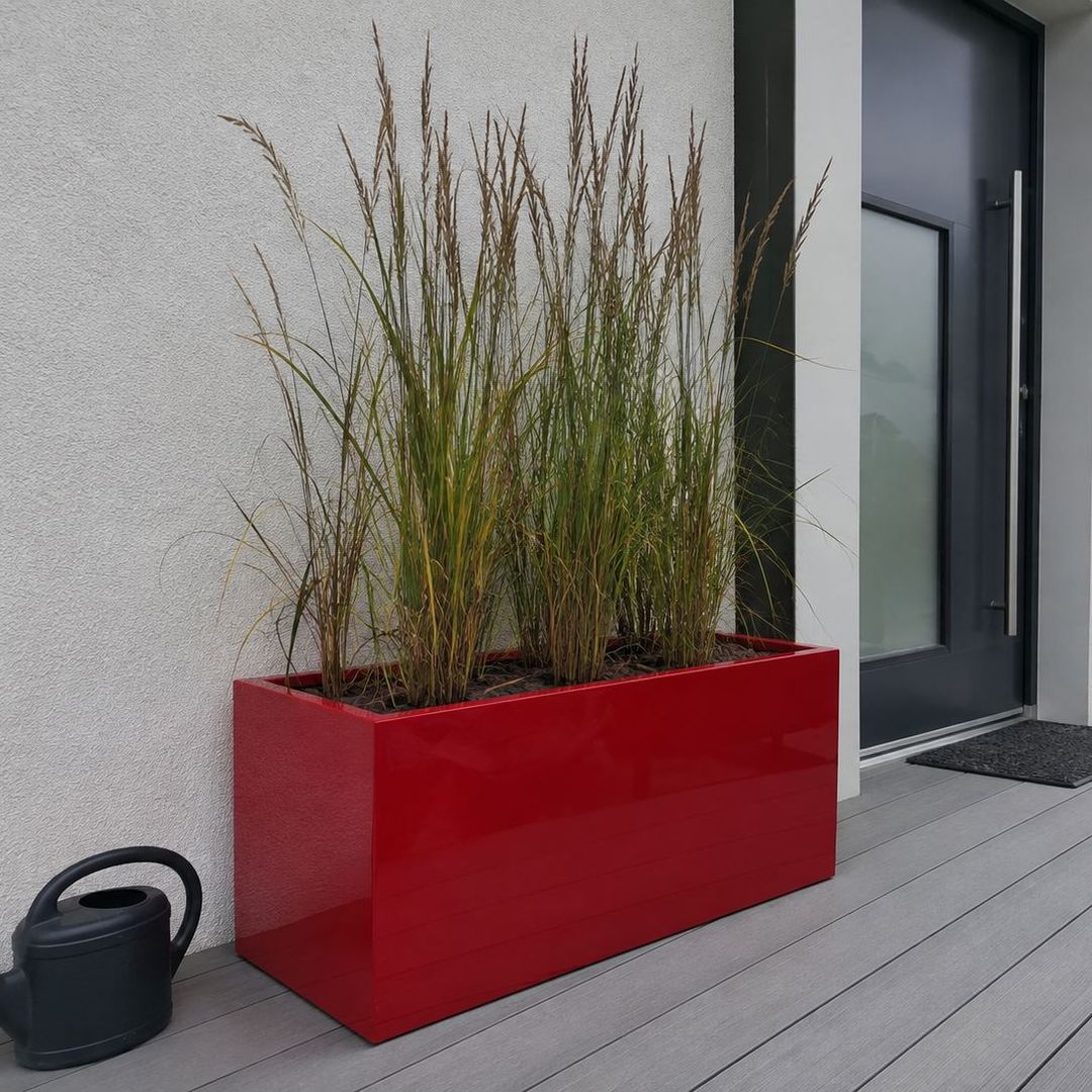 Pflanzkübel Fiberglas rechteckig 108x40x50cm hochglanz rot mit Ziergräsern am Hauseingang [KI-Lifestyle]