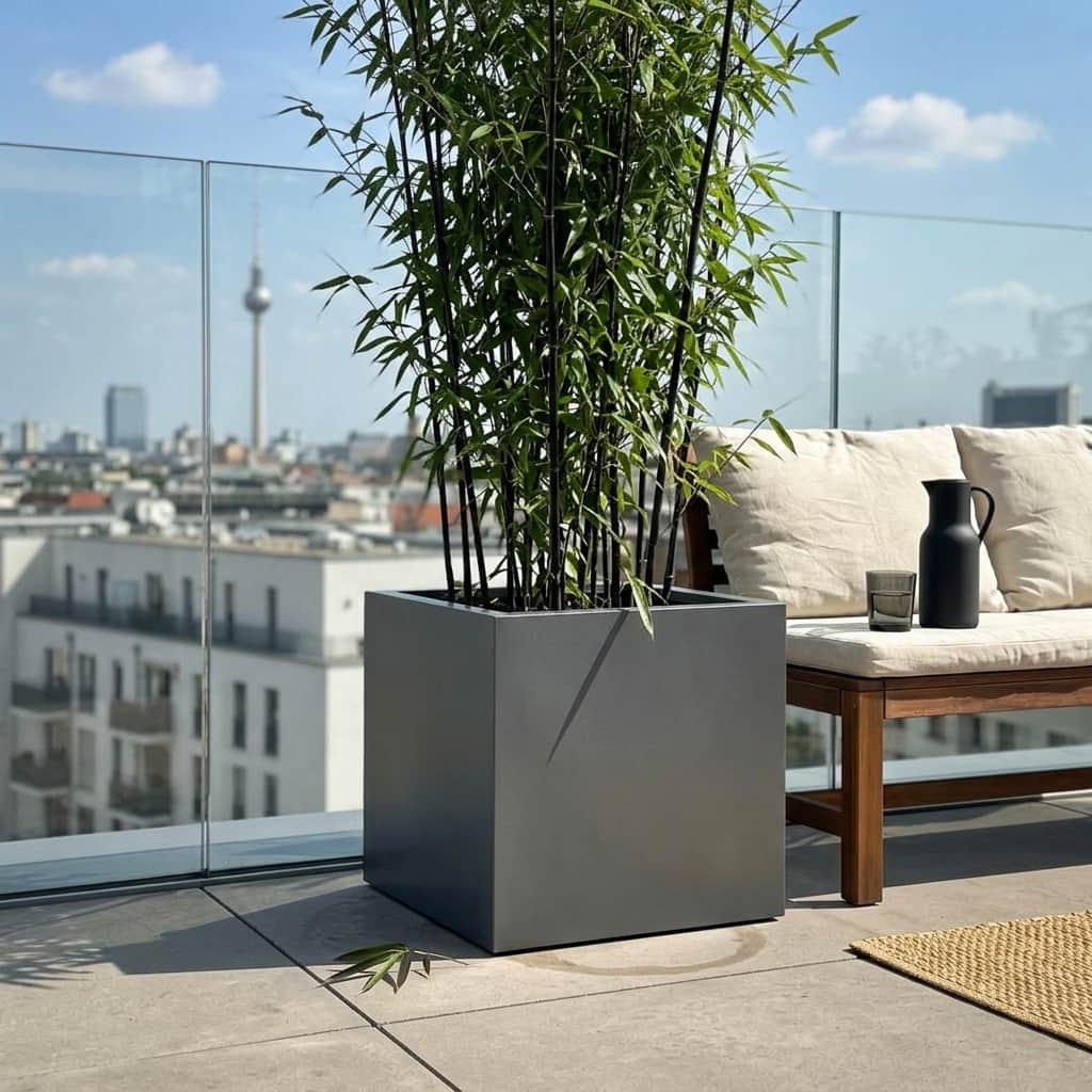 Anthrazit Metallic Pflanzkübel in quadratisch auf Dachterrasse neben einer Sitzbank [KI-Lifestyle]