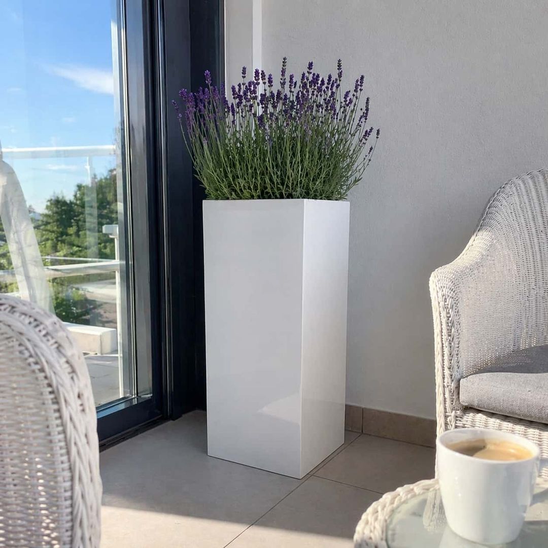 Fiberglas Säule 38x38x100cm hochglanz weiß mit Lavendel auf modernem Balkon [KI-Lifestyle]