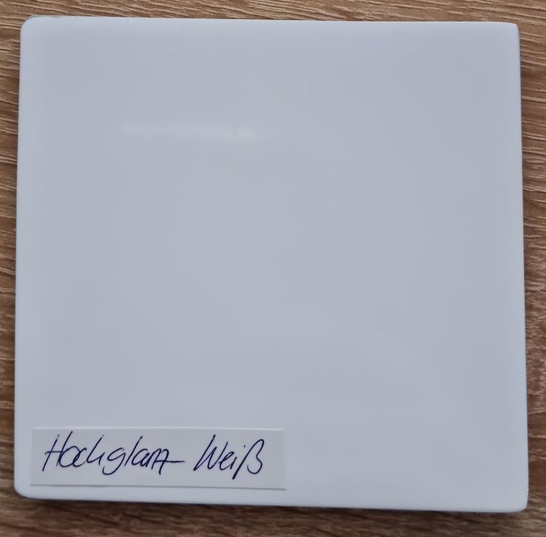 Farbmusterplatte hochglanz weiß Ansicht innen