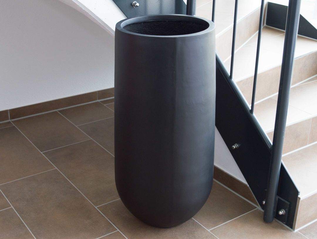 Elegant Einrichten | Pflanzkübel | Fiberglas | rund konisch | D26xH56cm | elegant schwarz-matt.
