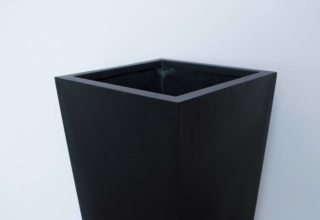 Elegant Einrichten | Pflanzkübel | Fiberglas | säule | konisch | 38x38x100cm | elegant schwarz-mat.