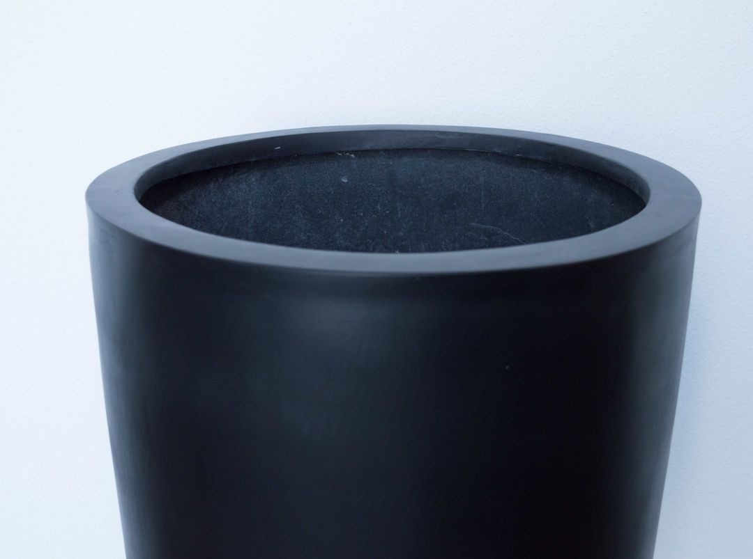 Elegant Einrichten | Pflanzkübel | Fiberglas | rund konisch | D38xH80cm | elegant schwarz-matt.