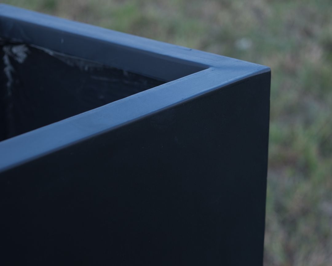 Elegant Einrichten | Pflanzkübel | Fiberglas | rechteckig | 84x30x80cm | elegant schwarz-matt.