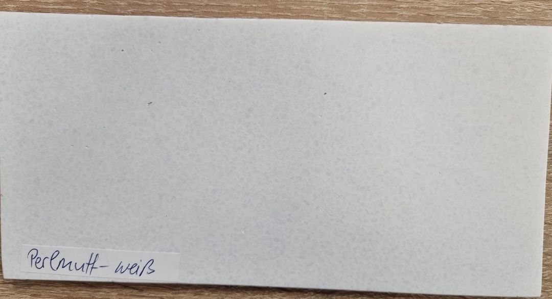 Farbmusterplatte Perlmutt weiß Ansicht innen