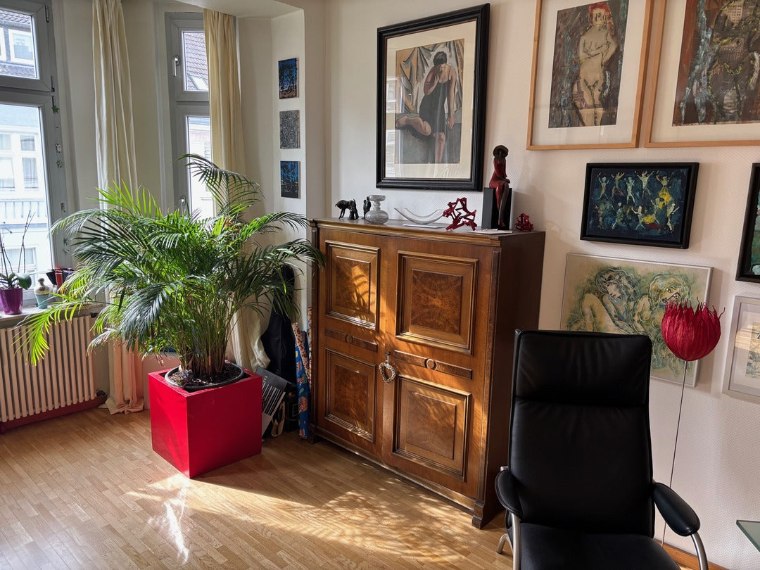 Pflanzkübel Fiberglas quadratisch 48x48x48cm hochglanz rot mit Areca-Palme im Wohnzimmer eines Altbaus, am Erkerfenster auf Parkett