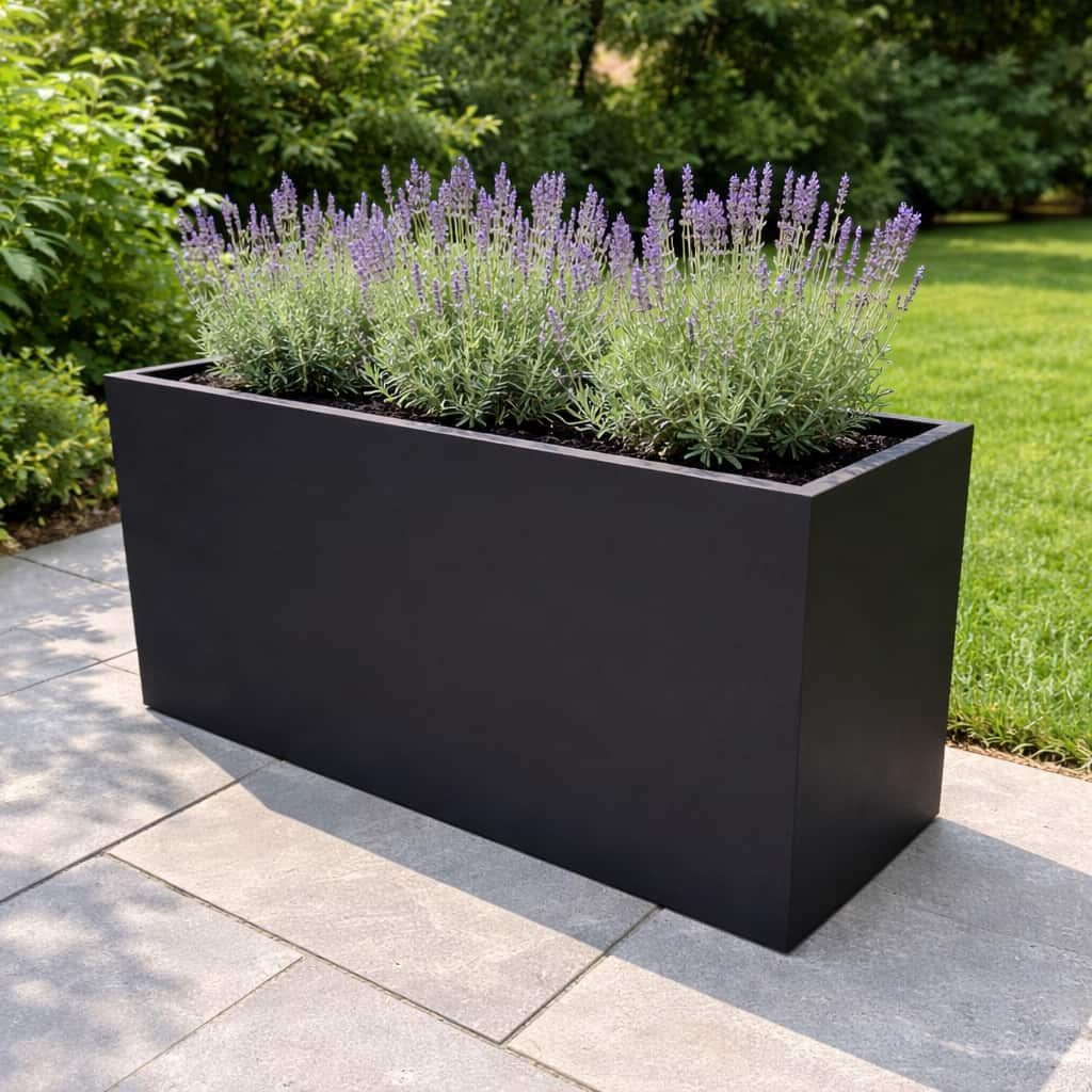 Pflanzkübel Fiberglas rechteckig schwarz-matt mit Lavendel auf Steinterrasse [KI-Lifestyle]