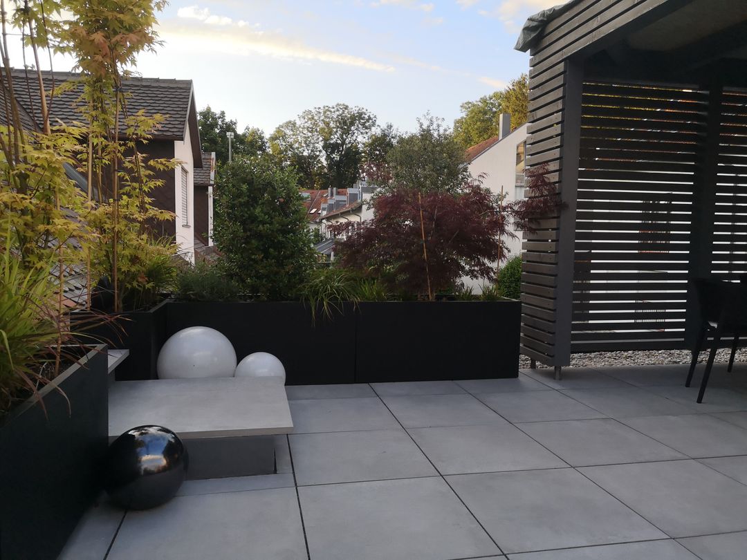 Pflanzkübel Fiberglas rechteckig 120x50x55cm elegant schwarz-matt mit Fächerahorn und Ziergras auf einer Dachterrasse mit Dekokugeln