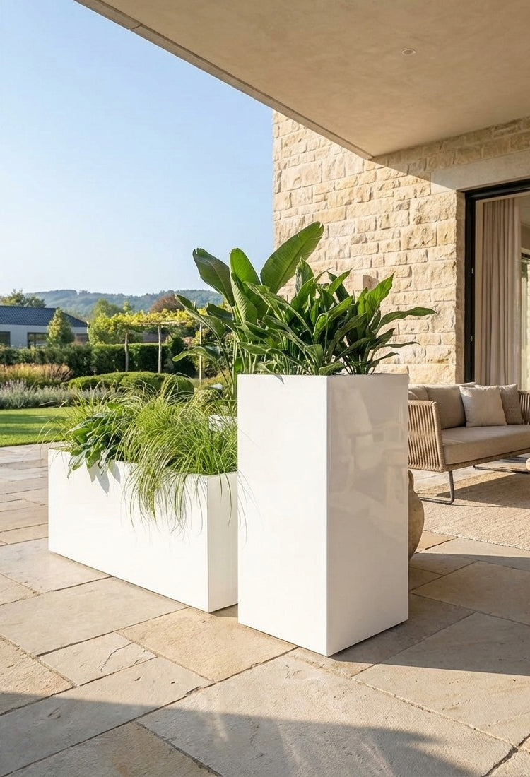 Hochglanz weiße Pflanzkübel und Pflanztrog auf Terrasse mit grünen Pflanzen – moderne Pflanzgefäße für Garten & Außenbereich