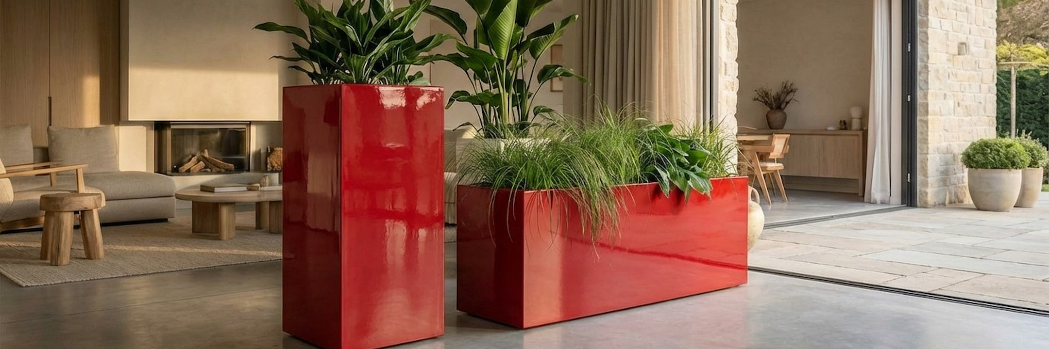 Hochglanz rote Pflanzkübel: hohe eckige Pflanzsäule und langer Pflanztrog mit Grünpflanzen im modernen Wohn- & Terrassenbereich